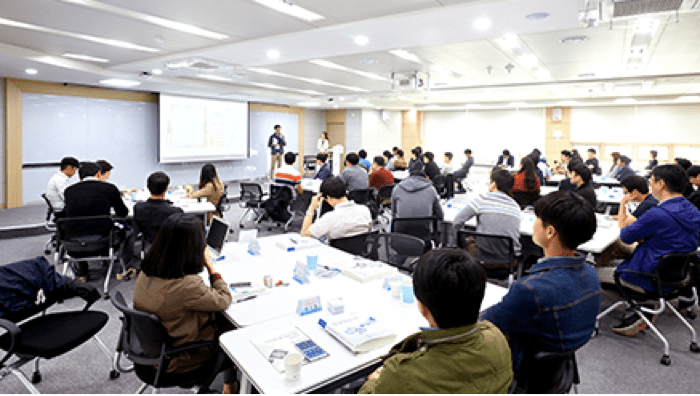 수십명의 수강생들이 강의실 내 교육 수강을 하고 있는 현장